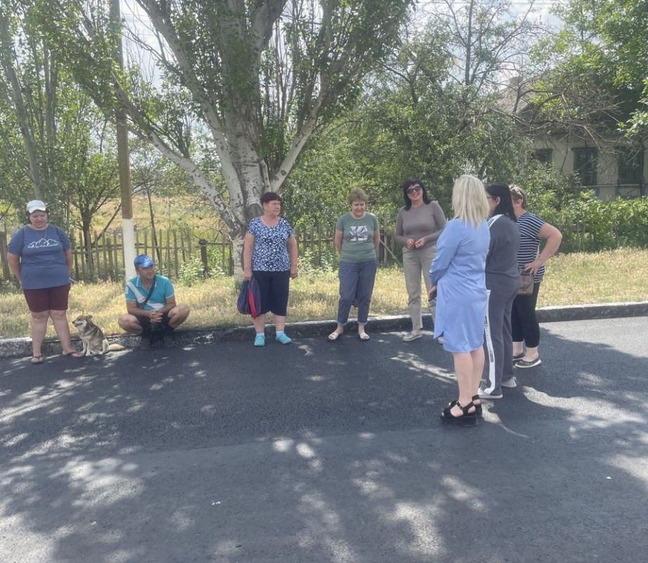Сегодня и.о.начальника Михайловского территориального отдела провела встречу с жителями села Кузнецово-Михайловка, на котором дала разъяснения на интересующие вопросы от жителей