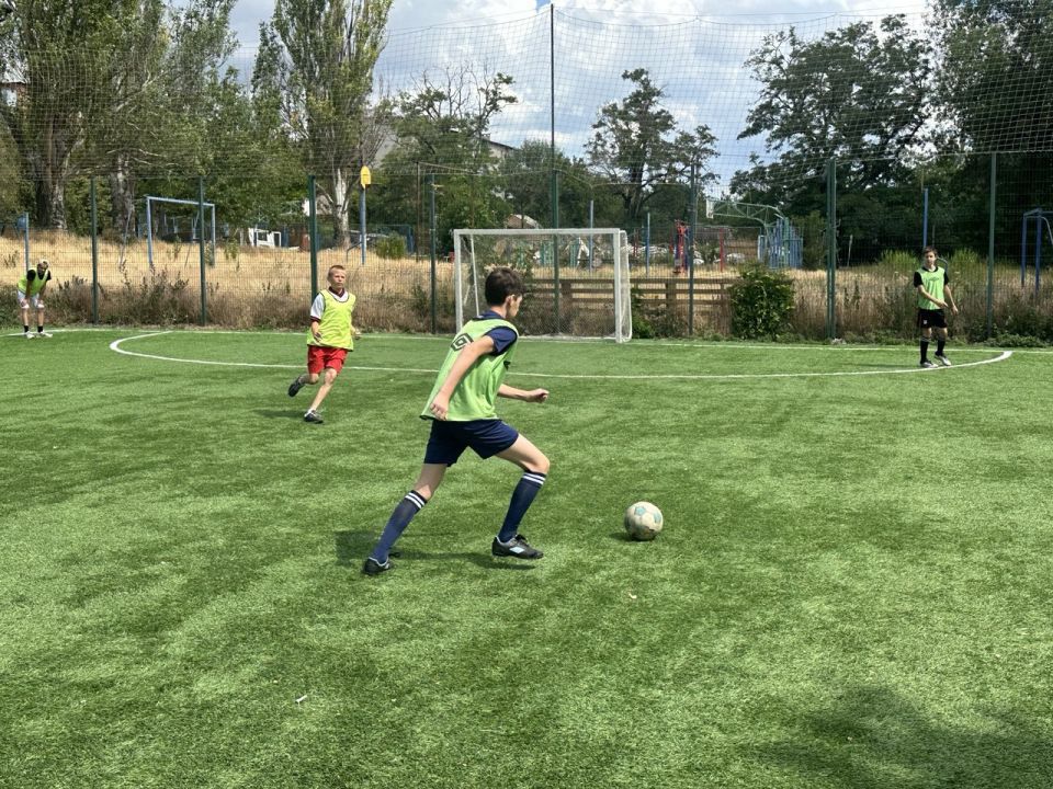 В рамках акции «Спортивный Донбасс» и реализации партийного проекта "Детский спорт" партии "ЕДИНАЯ РОССИЯ" в Новоазовске состоялся Мастер-класс по футболу для юных спортсменов города В рамках акции «Спортивный Донбасс» и реализации партийного проекта "Детский спорт" партии "ЕДИНАЯ РОССИЯ" в Новоазовске состоялся Мастер-класс по футболу для юных спортсменов города