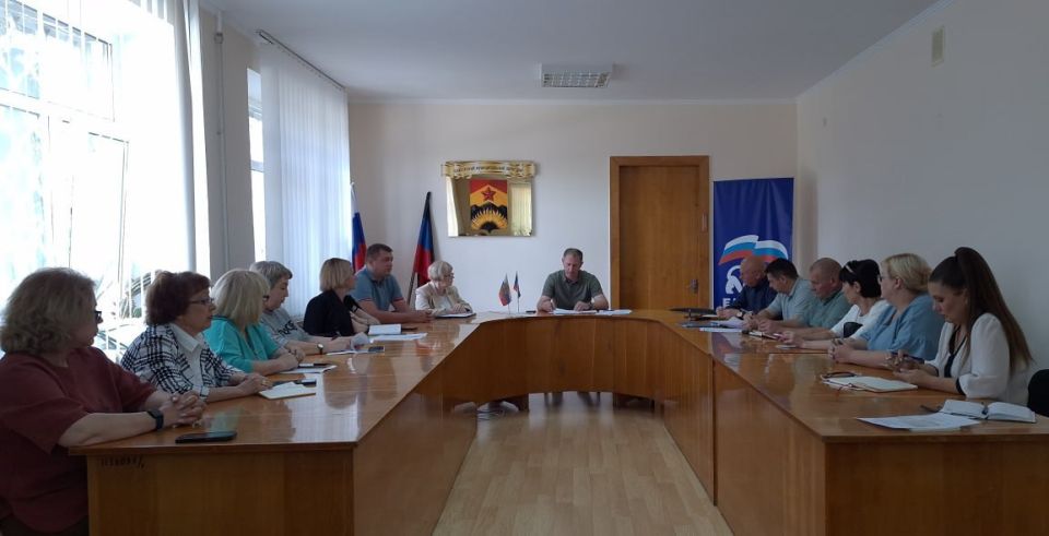 В Ждановке представители органов местной власти обсудили текущие вопросы жизнедеятельности города В Ждановке представители органов местной власти обсудили текущие вопросы жизнедеятельности города