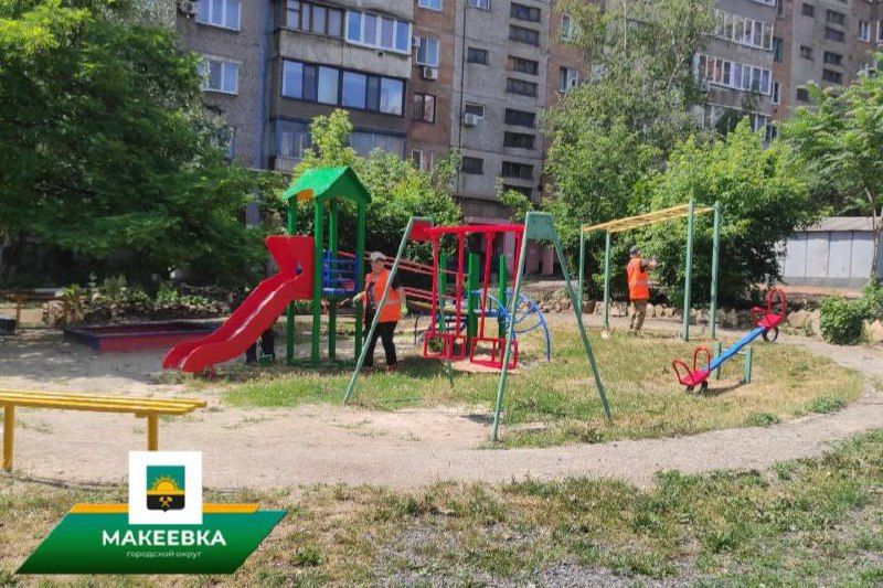В Макеевке продолжаются работы по благоустройству детских площадок и придомовых территорий