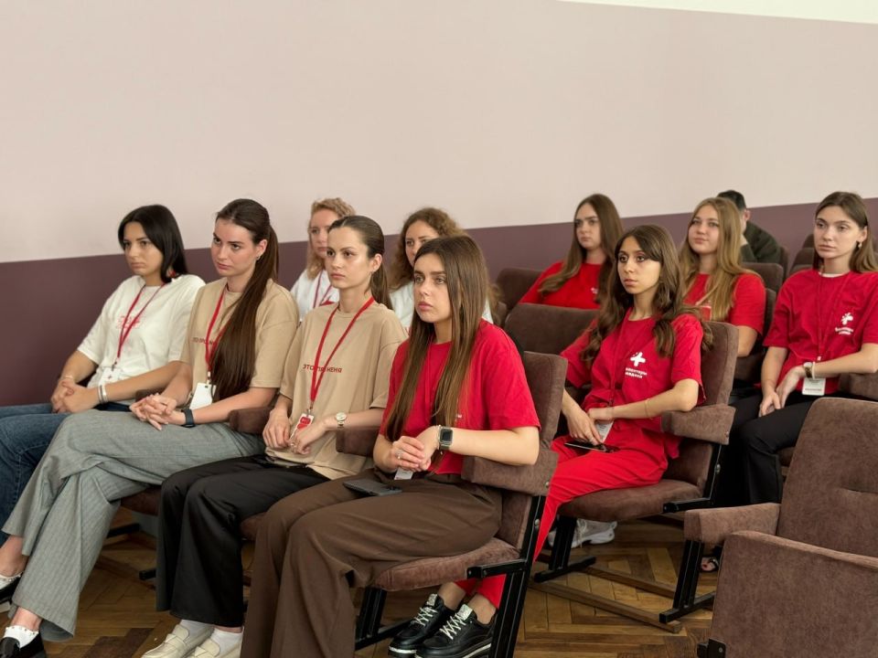 Руслан Жиляев ко Дню медика поздравил активистов регионального отделения «Волонтеров-медиков» в ДНР Руслан Жиляев ко Дню медика поздравил активистов регионального отделения «Волонтеров-медиков» в ДНР