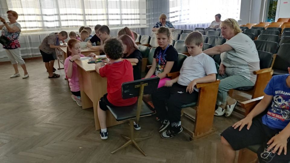 Сегодня, 17 июня, в Зугрэсской детской школе искусств преподаватели провели 2 музыкальные викторины для 1 и 2 отрядов пришкольного лагеря СШ N 17 Сегодня, 17 июня, в Зугрэсской детской школе искусств преподаватели провели 2 музыкальные викторины для 1 и 2 отрядов пришкольного лагеря СШ N 17