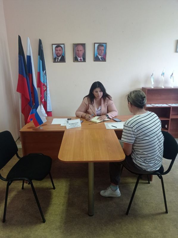 Сегодня, 17 июня, в общественной приемной партии "Единая Россия" Ленинского района города Донецка депутат Народного Совета, Председатель Комитета Народного Совета по жилищно-коммунальному хозяйству Анна Кондрыкинская провела... Сегодня, 17 июня, в общественной приемной партии "Единая Россия" Ленинского района города Донецка депутат Народного Совета, Председатель Комитета Народного Совета по жилищно-коммунальному хозяйству Анна Кондрыкинская провела...