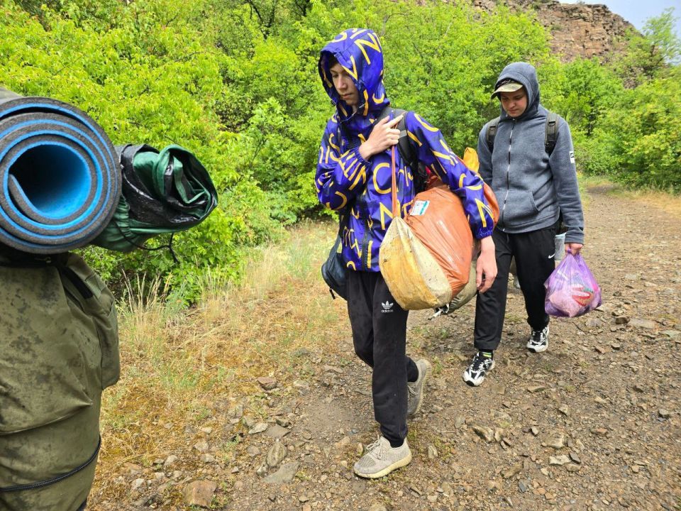 ZV Донбасс. Юнармейцы ВПСК «Легионеры» города Донецк Сердюк Рената, Нагин Никита, Лисица Дмитрий и Журман Святослав провели клубные трехдневные полевые сборы в поселке Зуевка: тема - туристическая подготовка ZV Донбасс. Юнармейцы ВПСК «Легионеры» города Донецк Сердюк Рената, Нагин Никита, Лисица Дмитрий и Журман Святослав провели клубные трехдневные полевые сборы в поселке Зуевка: тема - туристическая подготовка