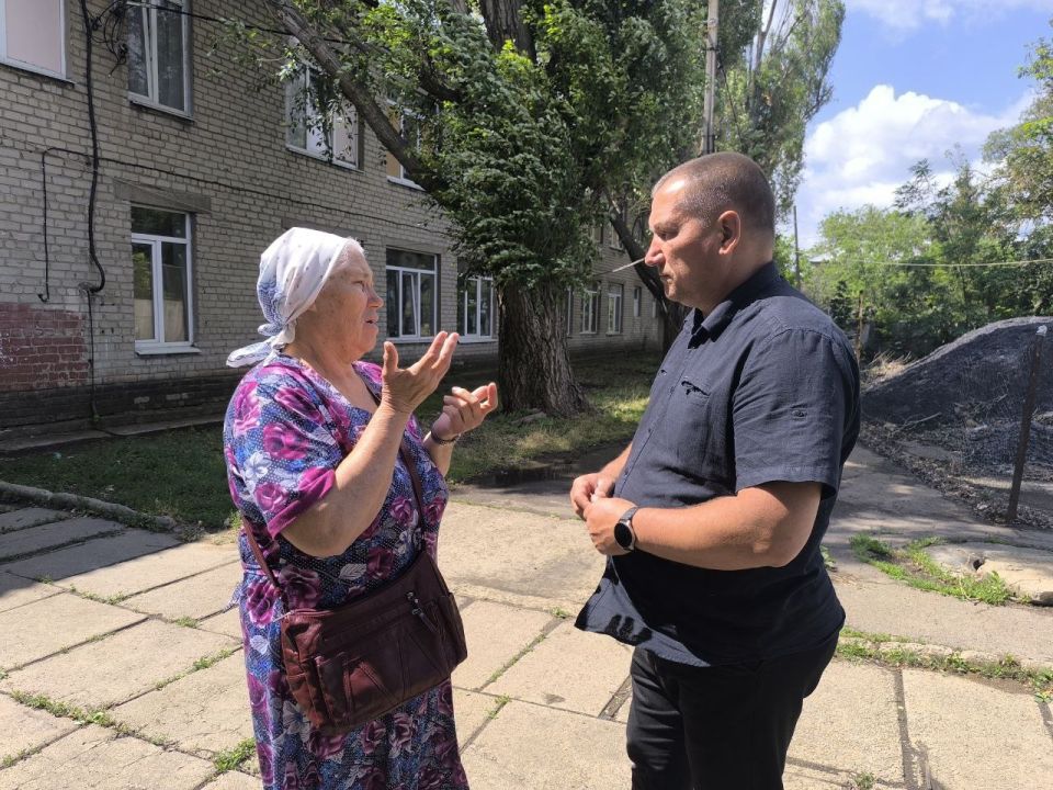 Сегодня заместитель главы городского округа Дебальцево Валерий Бессараб провёл встречу с жителями посёлка Новолуганское Сегодня заместитель главы городского округа Дебальцево Валерий Бессараб провёл встречу с жителями посёлка Новолуганское