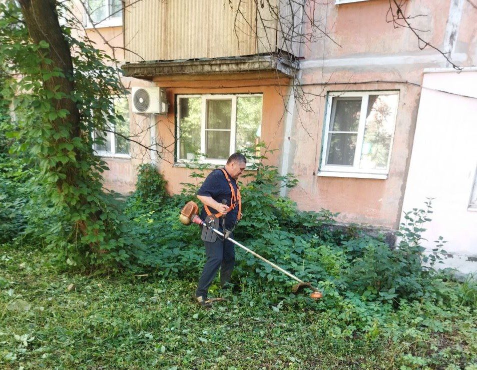 В Кировском внутригородском районе продолжаются работы по покосу травы