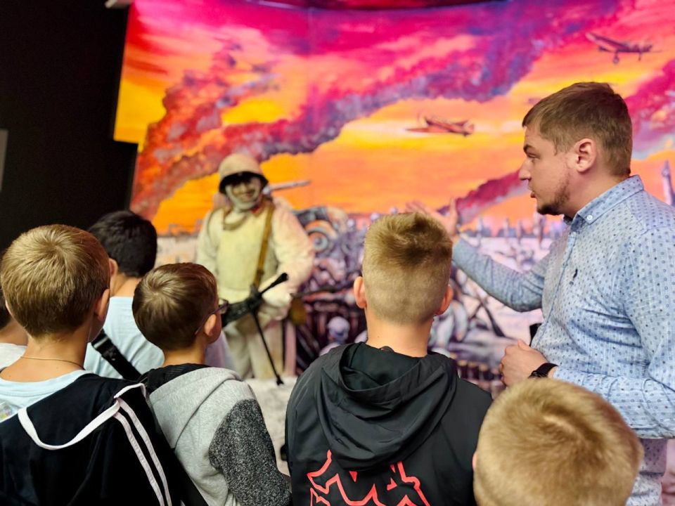 Юные футболисты Мариуполя сыграли с колпинским ФК «Ижорец» в Петербурге Юные футболисты Мариуполя сыграли с колпинским ФК «Ижорец» в Петербурге