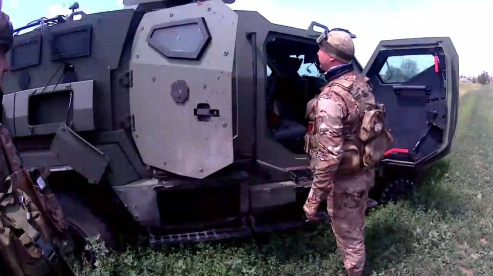 Целый бронеавтомобиль BATT UMG ВСУ, ставший трофеем российских военных на Покровском направлении Целый бронеавтомобиль BATT UMG ВСУ, ставший трофеем российских военных на Покровском направлении