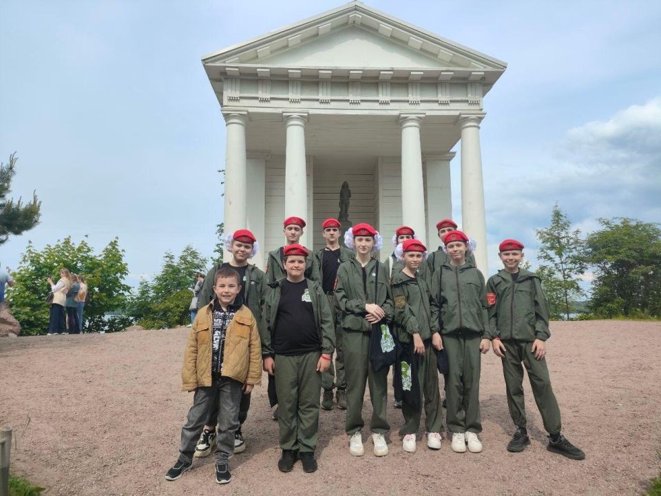 Юнармейцам из Горловки показали красоты парка «Монрепо» Юнармейцам из Горловки показали красоты парка «Монрепо»