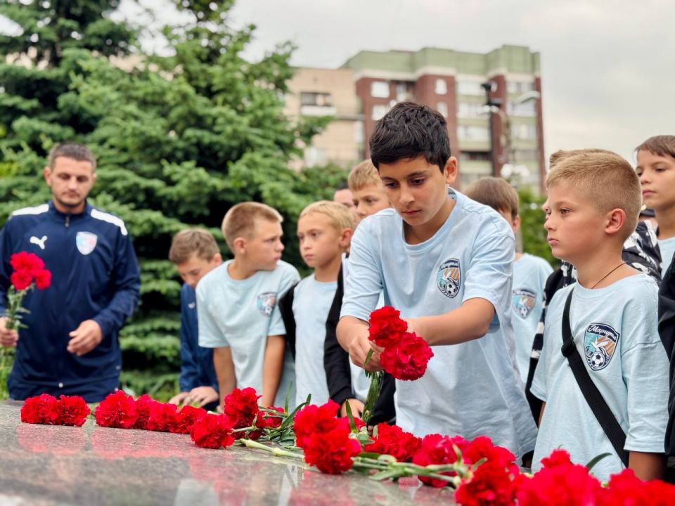 Юные футболисты Мариуполя сыграли с колпинским ФК «Ижорец» в Петербурге Юные футболисты Мариуполя сыграли с колпинским ФК «Ижорец» в Петербурге