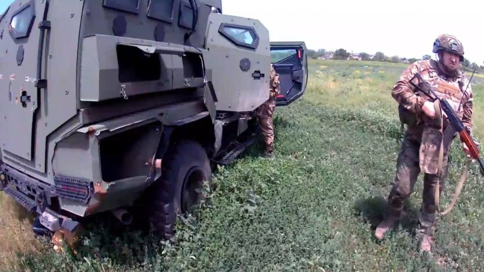 Целый бронеавтомобиль BATT UMG ВСУ, ставший трофеем российских военных на Покровском направлении Целый бронеавтомобиль BATT UMG ВСУ, ставший трофеем российских военных на Покровском направлении