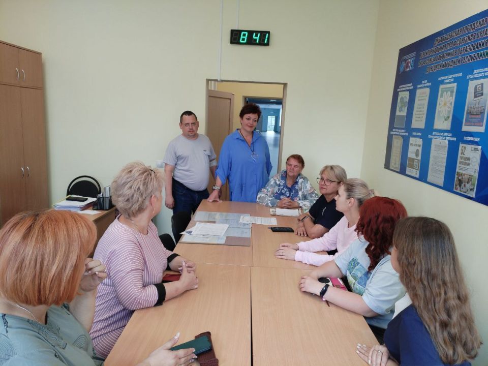 Председатель Дебальцевского городского совета, Сергей Шульженко совместно с руководителем исполкома МО Дебальцево Татьяной Норец и секретарем первичного отделения № 124 Леонидом Луценко и активистами партии "Единая Россия"... Председатель Дебальцевского городского совета, Сергей Шульженко совместно с руководителем исполкома МО Дебальцево Татьяной Норец и секретарем первичного отделения № 124 Леонидом Луценко и активистами партии "Единая Россия"...