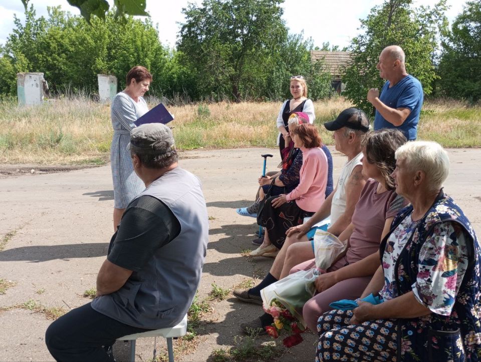 18 июня главный специалист Мичуринского территориального отдела Администрации Тельмановского муниципального округа провела встречу с жителями села Красный октябрь 18 июня главный специалист Мичуринского территориального отдела Администрации Тельмановского муниципального округа провела встречу с жителями села Красный октябрь
