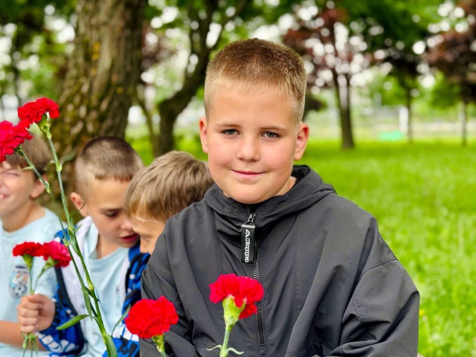 Юные футболисты Мариуполя сыграли с колпинским ФК «Ижорец» в Петербурге Юные футболисты Мариуполя сыграли с колпинским ФК «Ижорец» в Петербурге