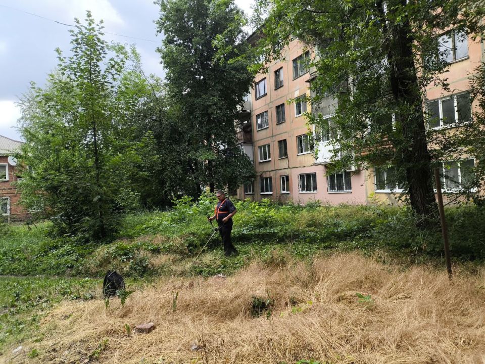 В Кировском внутригородском районе продолжаются работы по покосу травы В Кировском внутригородском районе продолжаются работы по покосу травы