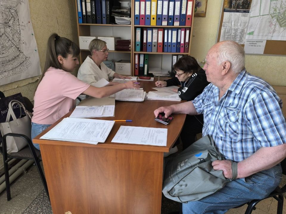 18 июня 2025 года руководитель клиентской службы (на правах отдела) в г. Дебальцево Светлана Шевчук,совместно с главным специалистом отдела приема и назначения социальных выплат Титаренко Аллой,и зам.начальника отдела приема... 18 июня 2025 года руководитель клиентской службы (на правах отдела) в г. Дебальцево Светлана Шевчук,совместно с главным специалистом отдела приема и назначения социальных выплат Титаренко Аллой,и зам.начальника отдела приема...
