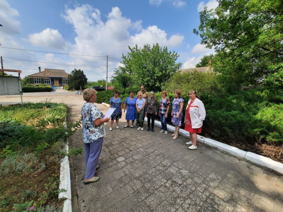 18 июня Начальник Новокатериновского территориального отдела Администрации Старобешевского муниципального округа Светлана Рябцева провела встречу с жителями села Новокатериновка