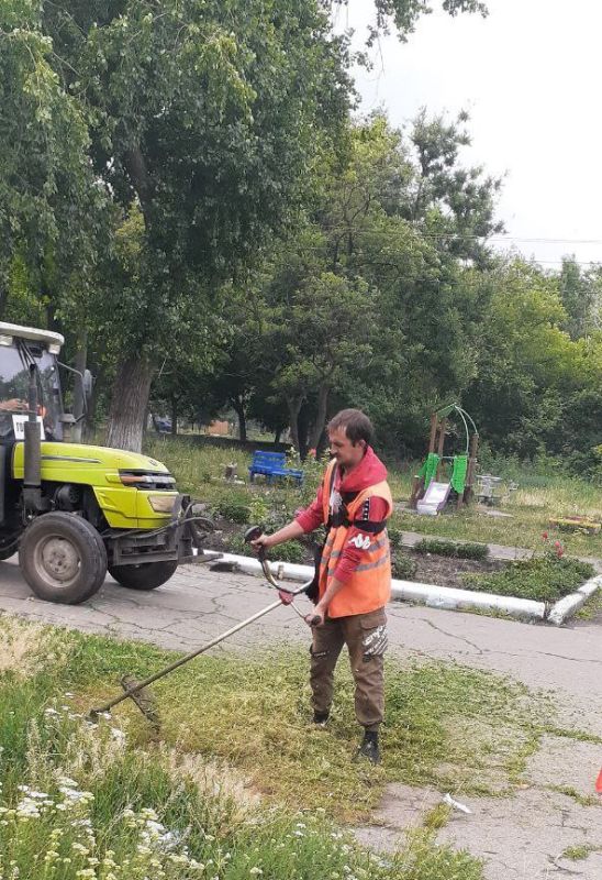 Коммунальщики Снежного продолжают благоустраивать территории общего пользования Коммунальщики Снежного продолжают благоустраивать территории общего пользования