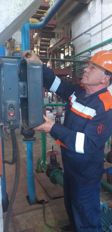 ЭЛЕКТРОМОНТЕРЫ ФИЛИАЛА «МАКЕЕВКАТЕПЛОСЕТЬ» ВЫПОЛНЯЮТ НАЛАДОЧНЫЕ РАБОТЫ НА КОТЕЛЬНЫХ В РАМКАХ ПОДГОТОВКИ К ОТОПИТЕЛЬНОМУ ПЕРИОДУ