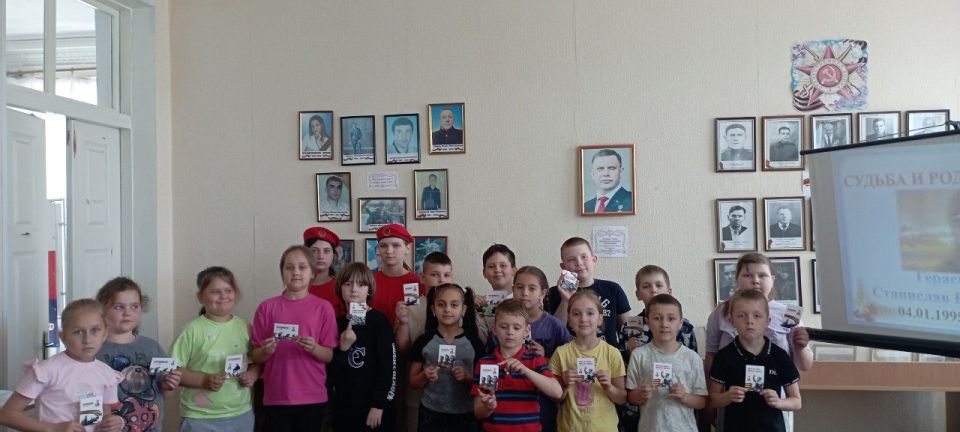 Ребята Ждановки познакомились с экспозицией «Наши герои» Ребята Ждановки познакомились с экспозицией «Наши герои»