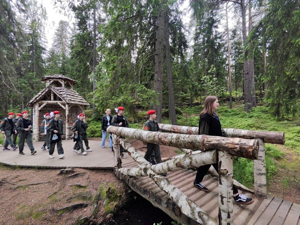Юнармейцам из Горловки показали красоты парка «Монрепо» Юнармейцам из Горловки показали красоты парка «Монрепо»