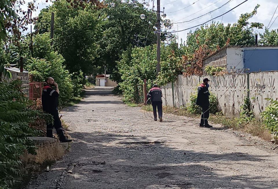 Сотрудники коммунальных предприятий продолжают устранять последствия обстрела ВСУ по территории Ленинского внутригородского района г. Донецка Сотрудники коммунальных предприятий продолжают устранять последствия обстрела ВСУ по территории Ленинского внутригородского района г. Донецка