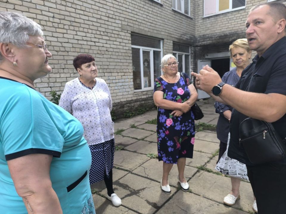 Сегодня заместитель главы городского округа Дебальцево Валерий Бессараб провёл встречу с жителями посёлка Новолуганское Сегодня заместитель главы городского округа Дебальцево Валерий Бессараб провёл встречу с жителями посёлка Новолуганское