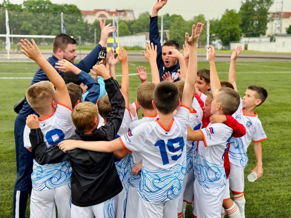 Юные футболисты Мариуполя сыграли с колпинским ФК «Ижорец» в Петербурге Юные футболисты Мариуполя сыграли с колпинским ФК «Ижорец» в Петербурге