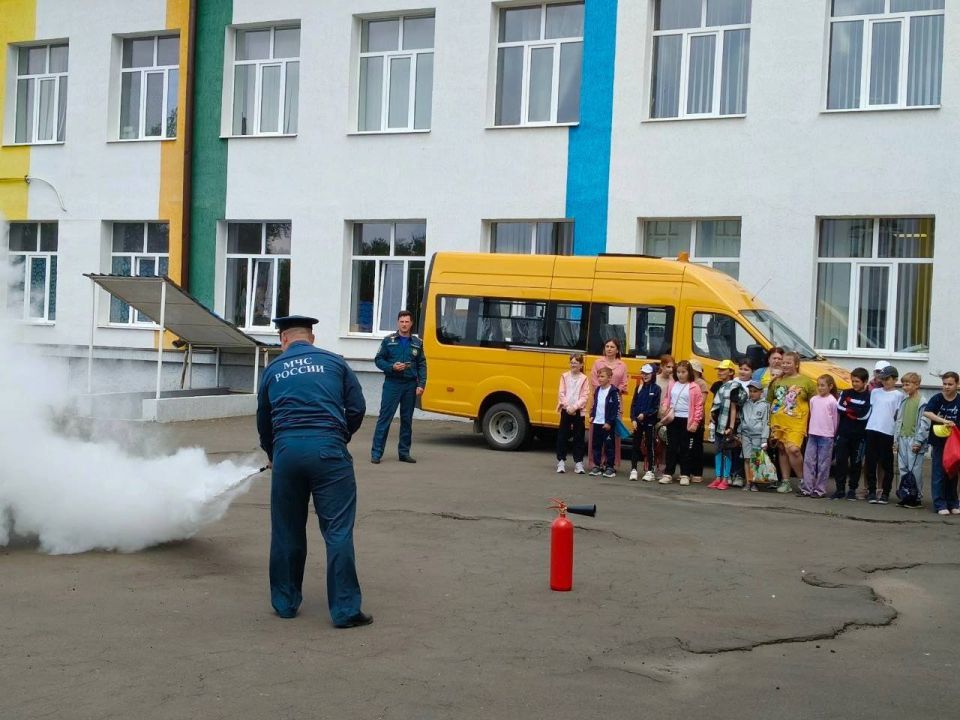 День безопасности. В рамках Дня безопасности, школьный лагерь «Улыбка», организованный на базе ГБОУ «Мангушская школа №2» посетили представители МЧС День безопасности. В рамках Дня безопасности, школьный лагерь «Улыбка», организованный на базе ГБОУ «Мангушская школа №2» посетили представители МЧС