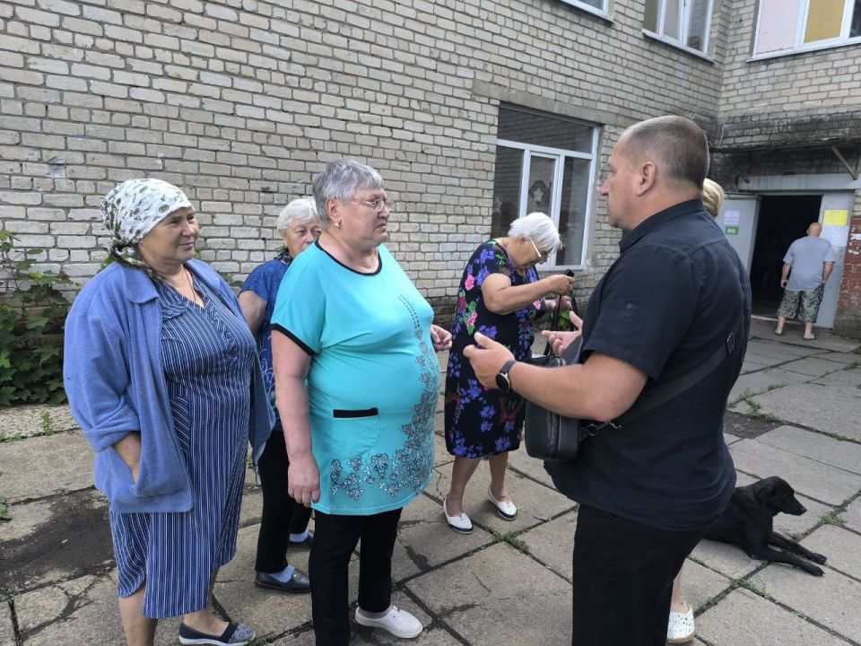 Сегодня заместитель главы городского округа Дебальцево Валерий Бессараб провёл встречу с жителями посёлка Новолуганское Сегодня заместитель главы городского округа Дебальцево Валерий Бессараб провёл встречу с жителями посёлка Новолуганское