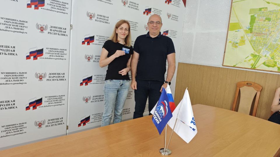Сегодня, 18 июня, в городском округе Дебальцево состоялось торжественное вручение именных партийных билетов, нагрудных значков Всероссийской политической партии «Единая Россия» сотрудникам предприятий и учреждений города Сегодня, 18 июня, в городском округе Дебальцево состоялось торжественное вручение именных партийных билетов, нагрудных значков Всероссийской политической партии «Единая Россия» сотрудникам предприятий и учреждений города