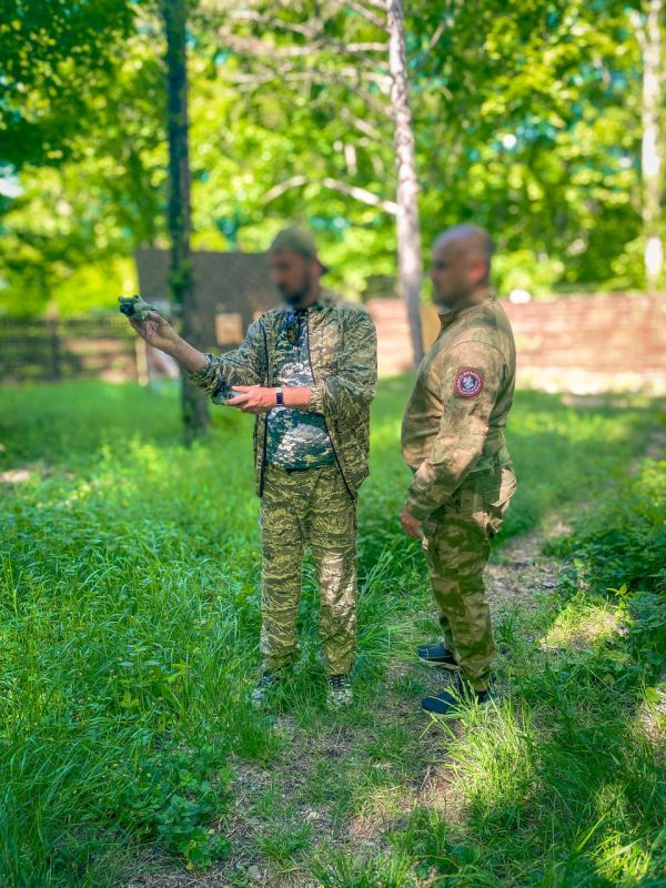 Инструкторский состав Центра провёл обучение добровольческих подразделений в Крыму Инструкторский состав Центра провёл обучение добровольческих подразделений в Крыму