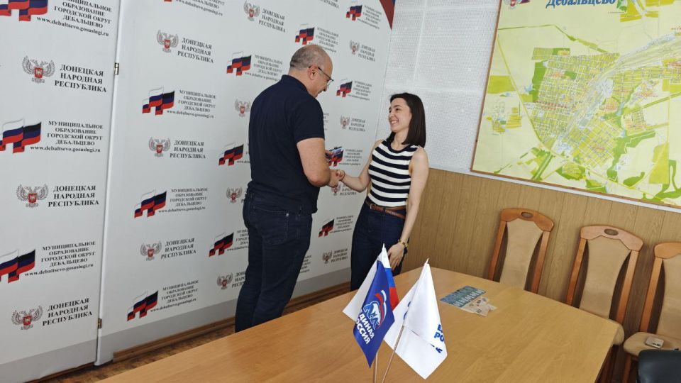 Сегодня, 18 июня, в городском округе Дебальцево состоялось торжественное вручение именных партийных билетов, нагрудных значков Всероссийской политической партии «Единая Россия» сотрудникам предприятий и учреждений города Сегодня, 18 июня, в городском округе Дебальцево состоялось торжественное вручение именных партийных билетов, нагрудных значков Всероссийской политической партии «Единая Россия» сотрудникам предприятий и учреждений города