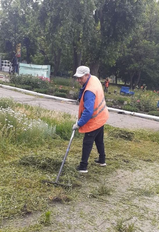Коммунальщики Снежного продолжают благоустраивать территории общего пользования Коммунальщики Снежного продолжают благоустраивать территории общего пользования