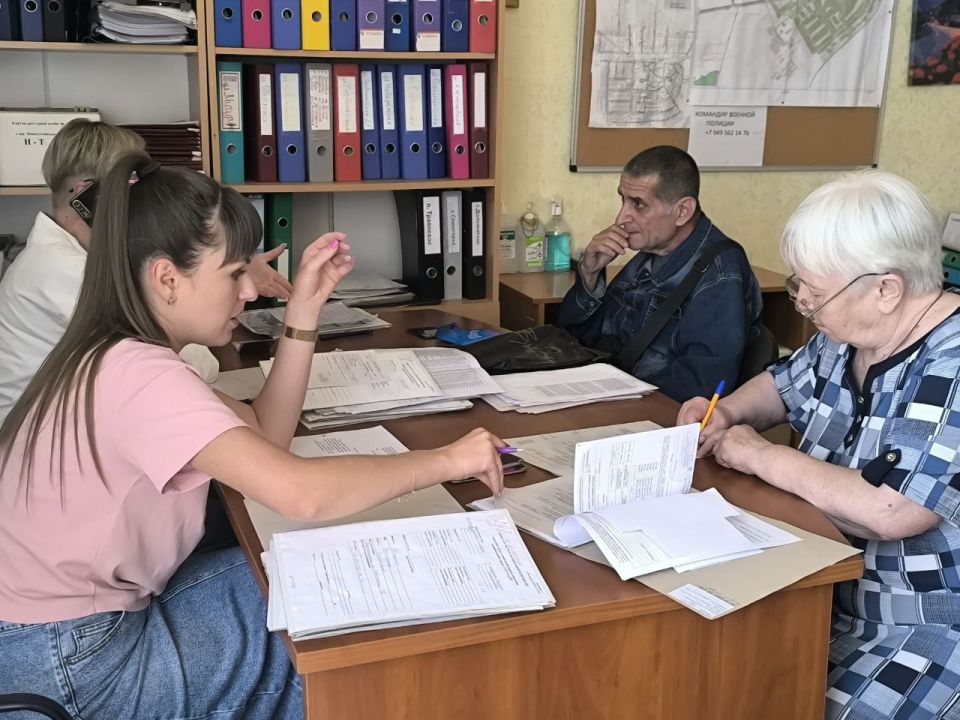 18 июня 2025 года руководитель клиентской службы (на правах отдела) в г. Дебальцево Светлана Шевчук,совместно с главным специалистом отдела приема и назначения социальных выплат Титаренко Аллой,и зам.начальника отдела приема... 18 июня 2025 года руководитель клиентской службы (на правах отдела) в г. Дебальцево Светлана Шевчук,совместно с главным специалистом отдела приема и назначения социальных выплат Титаренко Аллой,и зам.начальника отдела приема...