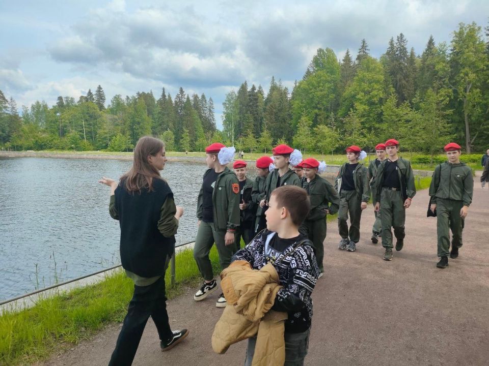 Юнармейцам из Горловки показали красоты парка «Монрепо» Юнармейцам из Горловки показали красоты парка «Монрепо»