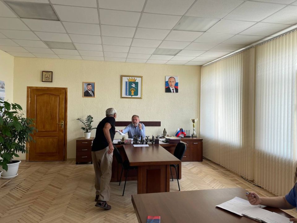 Личный прием граждан. Глава муниципального образования Мангушский муниципальный округ, секретарь Мангушского местного отделения Всероссийской политической партии «Единая Россия» Борис Трима, совместно с руководителями... Личный прием граждан. Глава муниципального образования Мангушский муниципальный округ, секретарь Мангушского местного отделения Всероссийской политической партии «Единая Россия» Борис Трима, совместно с руководителями...