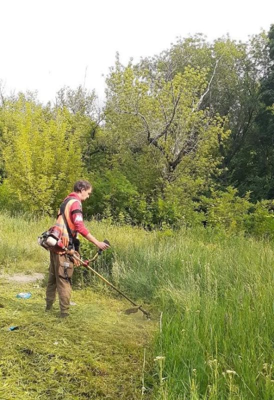 Коммунальщики Снежного продолжают благоустраивать территории общего пользования Коммунальщики Снежного продолжают благоустраивать территории общего пользования