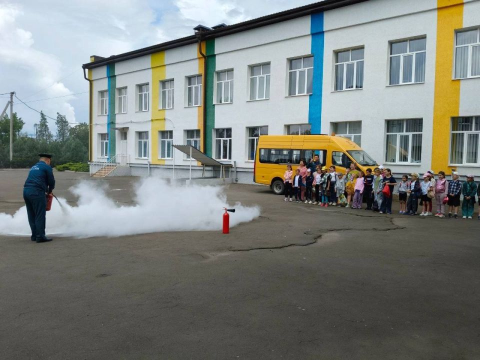 День безопасности. В рамках Дня безопасности, школьный лагерь «Улыбка», организованный на базе ГБОУ «Мангушская школа №2» посетили представители МЧС День безопасности. В рамках Дня безопасности, школьный лагерь «Улыбка», организованный на базе ГБОУ «Мангушская школа №2» посетили представители МЧС