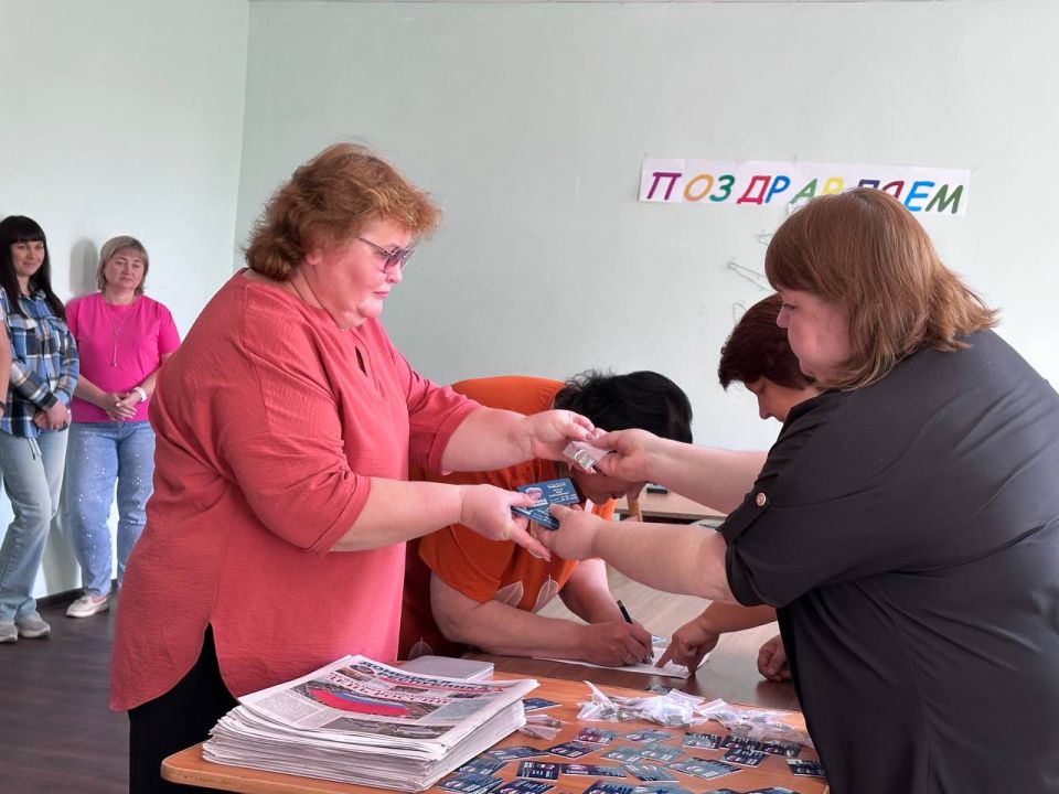 Рабочую встречу с трудовым коллективом ТЧ -19 ФГУП «Железные дороги Новороссии» - членами первичного отделения №501 местного отделения Всероссийской политической партии «ЕДИНАЯ РОССИЯ» провели Председатель Иловайского... Рабочую встречу с трудовым коллективом ТЧ -19 ФГУП «Железные дороги Новороссии» - членами первичного отделения №501 местного отделения Всероссийской политической партии «ЕДИНАЯ РОССИЯ» провели Председатель Иловайского...
