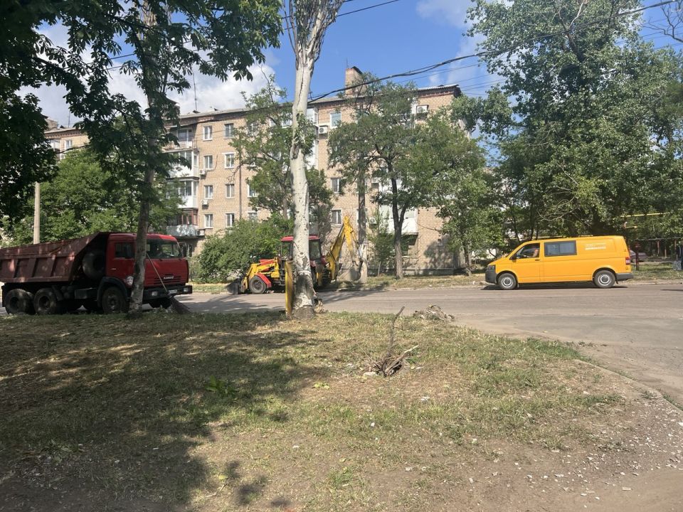 Сотрудники коммунальных предприятий продолжают устранять последствия обстрела ВСУ по территории Ленинского внутригородского района г. Донецка Сотрудники коммунальных предприятий продолжают устранять последствия обстрела ВСУ по территории Ленинского внутригородского района г. Донецка