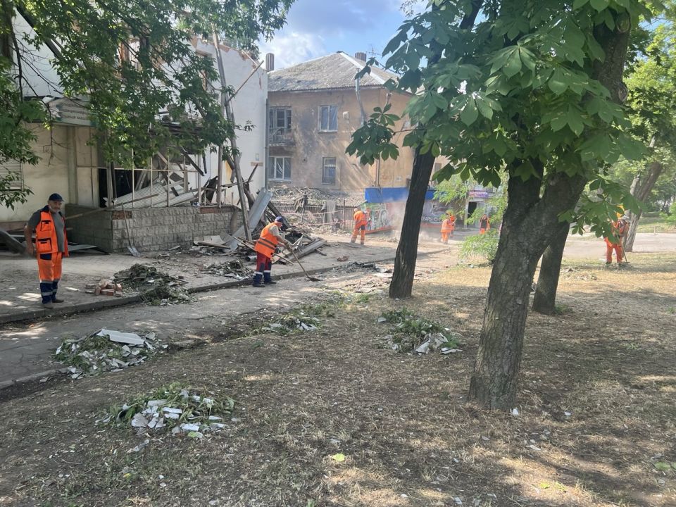 Сотрудники коммунальных предприятий продолжают устранять последствия обстрела ВСУ по территории Ленинского внутригородского района г. Донецка Сотрудники коммунальных предприятий продолжают устранять последствия обстрела ВСУ по территории Ленинского внутригородского района г. Донецка