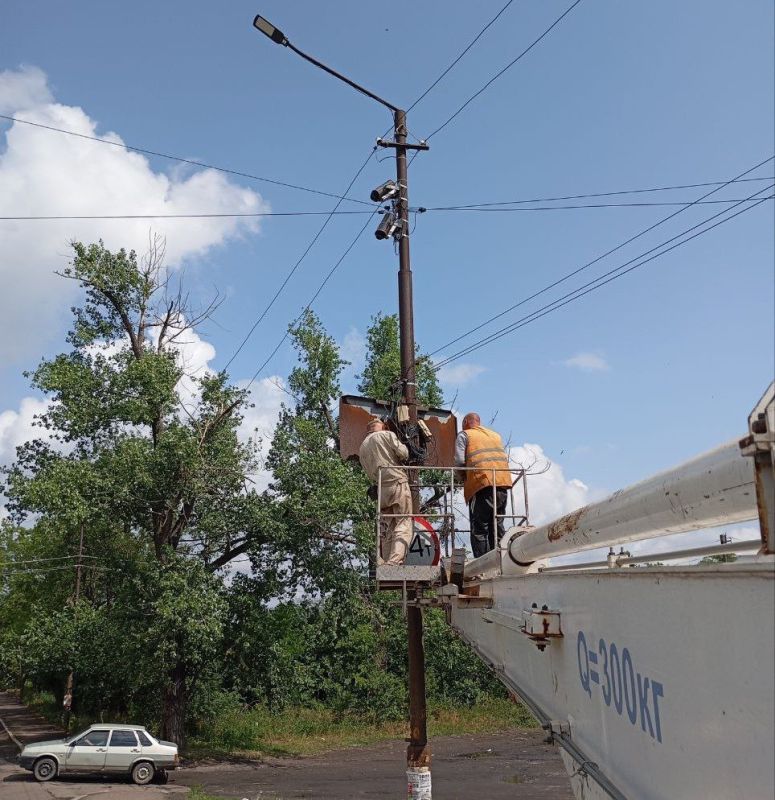 Коммунальщики Снежного продолжают благоустраивать территории общего пользования