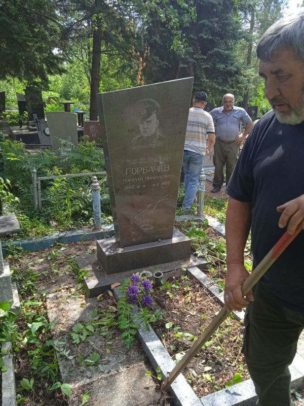Дмитрий Огилец: 18 июня группа Макеевский городской организации РСВА и СВО провела субботник по наведению порядка в местах захоронений воинов-интернационалистов, погибших при исполнении воинского долга в Республике Афганистан Дмитрий Огилец: 18 июня группа Макеевский городской организации РСВА и СВО провела субботник по наведению порядка в местах захоронений воинов-интернационалистов, погибших при исполнении воинского долга в Республике Афганистан