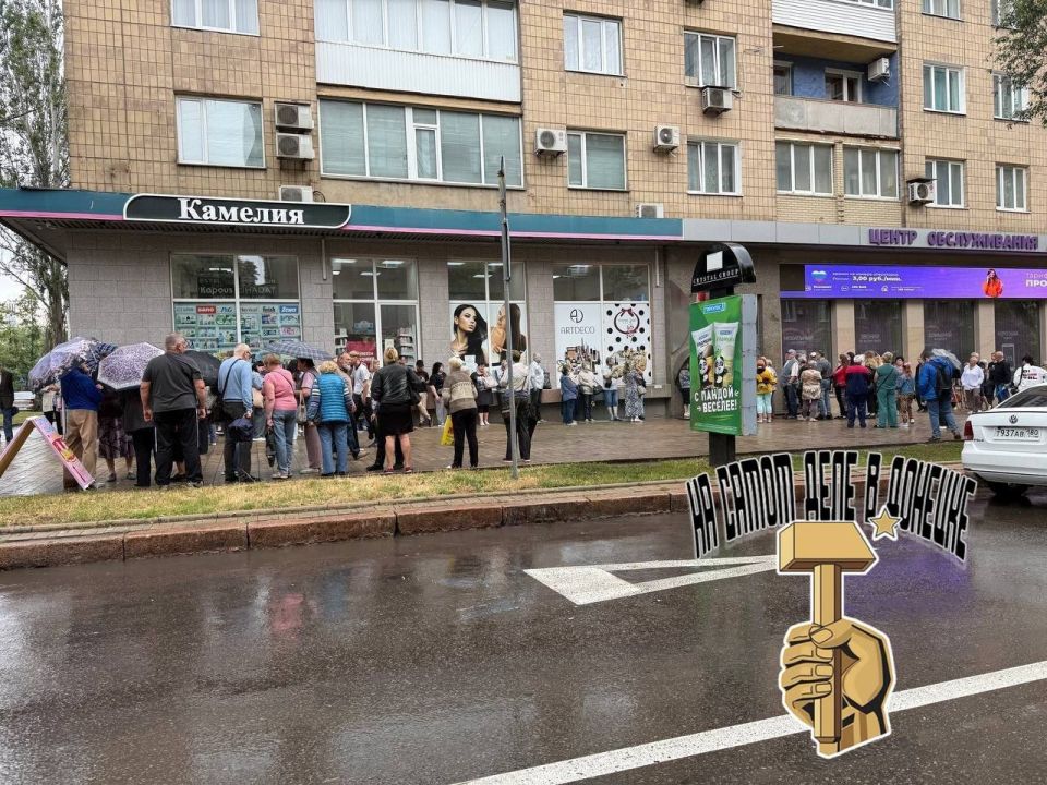 На кадрах уже ставшие привычными нашему региону очереди в «Феникс»… На кадрах уже ставшие привычными нашему региону очереди в «Феникс»…