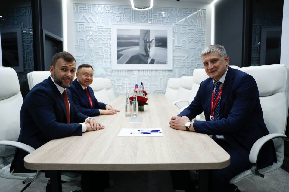 Глава Минстроя России Ирек Файзуллин принял участие в сессии «Большая социальная стройка: роль бизнеса и власти в масштабном обновлении социальной инфраструктуры регионов» на ПМЭФ'25 Глава Минстроя России Ирек Файзуллин принял участие в сессии «Большая социальная стройка: роль бизнеса и власти в масштабном обновлении социальной инфраструктуры регионов» на ПМЭФ'25