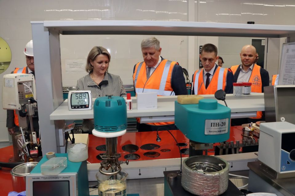 В ходе второго дня работы Петербургского международного экономического форума с врио Председателя Правительства ДНР Андреем Чертковым посетили одно из крупнейших производств асфальтобетонных смесей в России В ходе второго дня работы Петербургского международного экономического форума с врио Председателя Правительства ДНР Андреем Чертковым посетили одно из крупнейших производств асфальтобетонных смесей в России