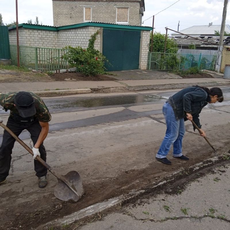 В п. Новолуганское прошел экологический субботник, в рамках которого Новолуганский территориальный сектор совместно с сотрудниками ГУП ДНР "Донснабкомплект",местными жителями собрались, чтобы очистить территорию от мусора и... В п. Новолуганское прошел экологический субботник, в рамках которого Новолуганский территориальный сектор совместно с сотрудниками ГУП ДНР "Донснабкомплект",местными жителями собрались, чтобы очистить территорию от мусора и...