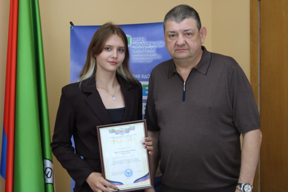 Иван Приходько: Сегодня вручил начальнику УМВД «Горловское», полковнику полиции Николаю Александровичу Алпатову Грамоту администрации городского округа Горловка Донецкой Народной Республики за неоценимый личный вклад и... Иван Приходько: Сегодня вручил начальнику УМВД «Горловское», полковнику полиции Николаю Александровичу Алпатову Грамоту администрации городского округа Горловка Донецкой Народной Республики за неоценимый личный вклад и...