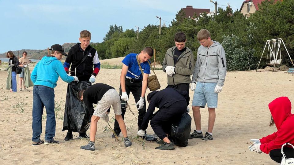 Привели в порядок пляж поселка Песчаный Привели в порядок пляж поселка Песчаный